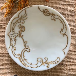 Vintage Milk Glass Plate. Excellent vintage condition.